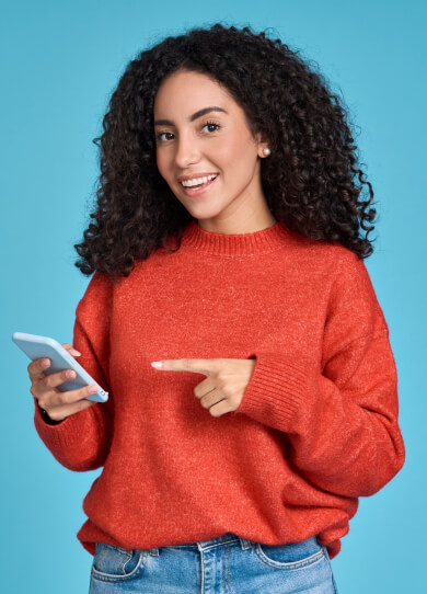 Mujer revisando la información relevante de la fiduciaria en su celular