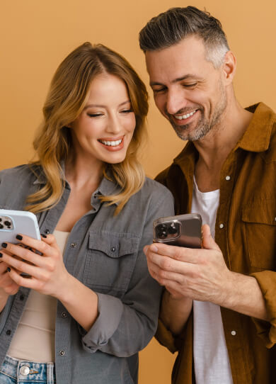 Parejas con sus celulares buscando canales de atención de la fiduciaria