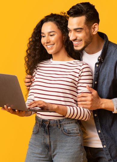 Pareja revisando la documentación en un computador portátil