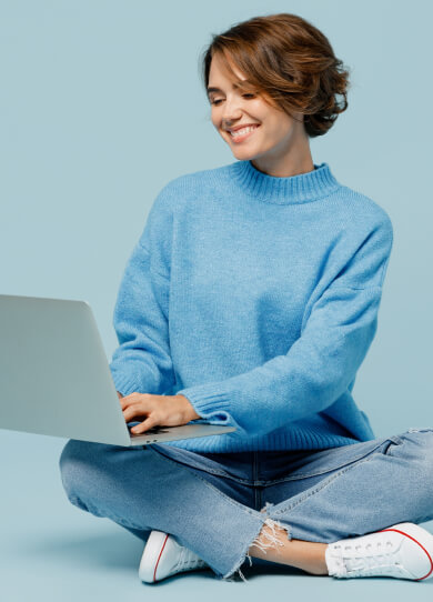 Joven con su computador ingresando al formulario de contacto de la fiduciaria