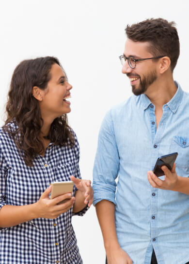 Pareja revisando en sus celulares el extracto de sus fondos con la Fiduciaria Caja Social