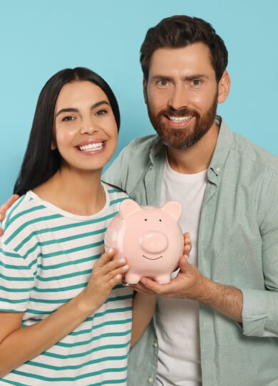 Pareja ahorrando en una alcancía sonriendo